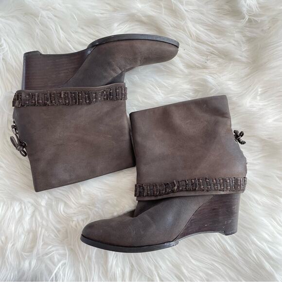 B. Makowsky | Women’s Brown Suede Addison Ankle Booties Boots Wedge Heel Pull-On - Picture 2 of 11